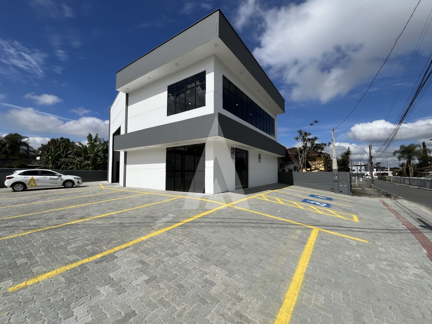 Imóvel comercial novo no bairro Iririu com 304,13 m - foto 1
