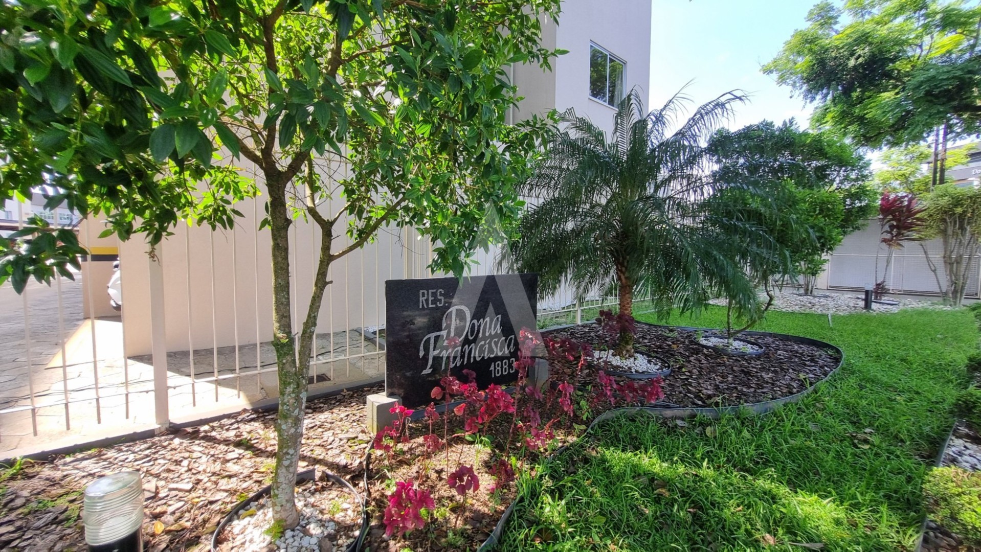 Apartamento mobiliado no bairro Saguaçu, com 2 quartos e 1 vaga de garagem coberta. — foto 2