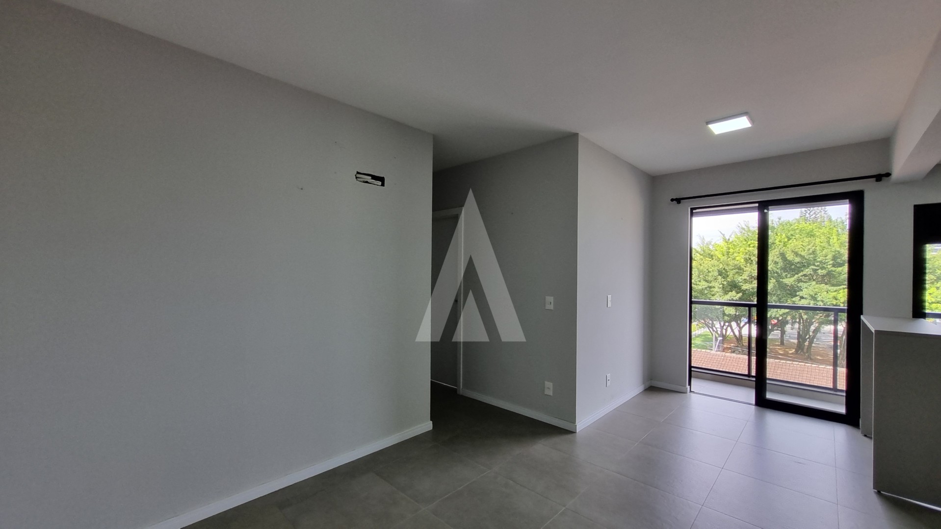 Apartamento com 2 quartos, sendo 1 suíte, sacada com churrasqueira e 1 vaga de garagem no bairro Anita garibaldi. — foto 2