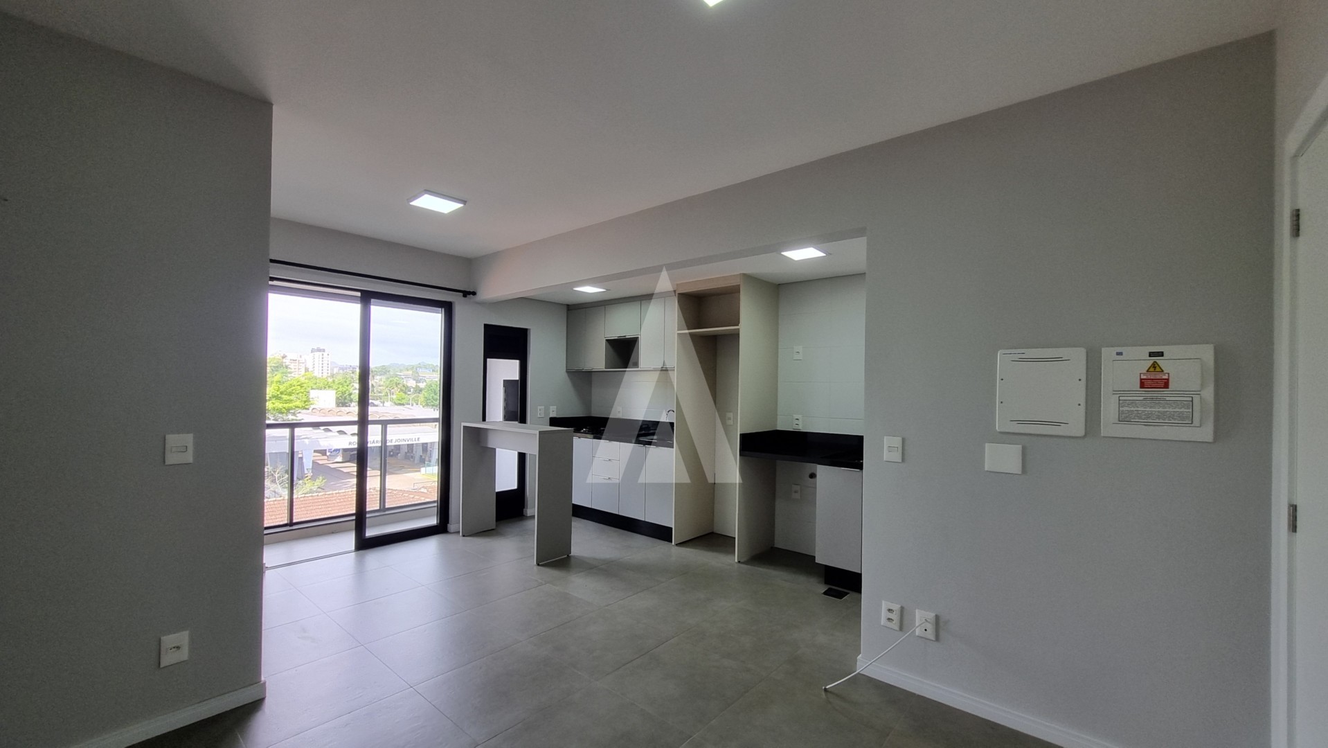 Apartamento com 2 quartos, sendo 1 suíte, sacada com churrasqueira e 1 vaga de garagem no bairro Anita garibaldi. — foto 3