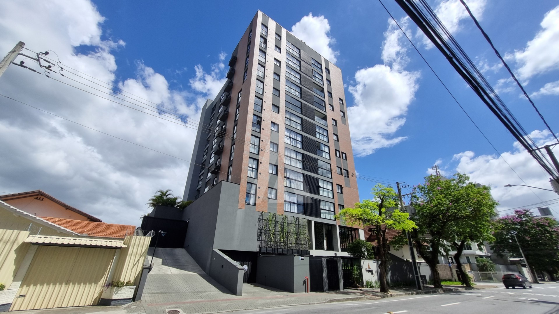 Apartamento com 2 quartos, sendo 1 suíte, sacada com churrasqueira e 1 vaga de garagem no bairro Anita garibaldi. - foto 1
