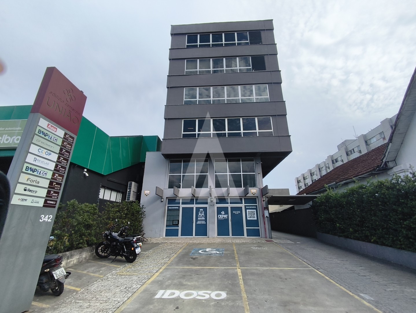 SALA COMERCIAL COM ESPAÇO AMPLO NO CENTRO DE JOINVILLE - foto 1