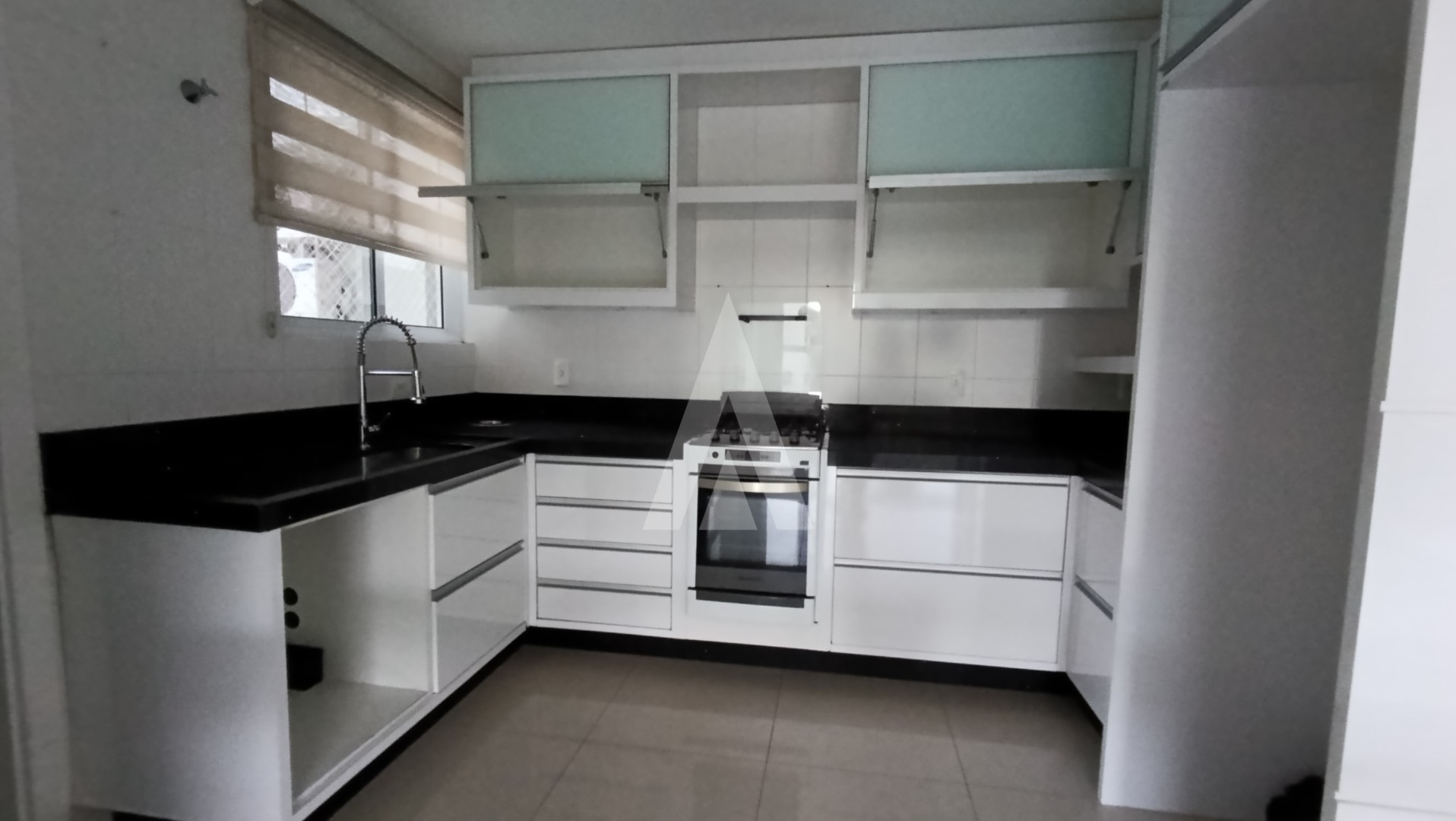 Apartamento semi mobiliado localizado no bairro Atiradores, com 3 quartos sendo 1 suite, e 2 vagas de garagem. — foto 6