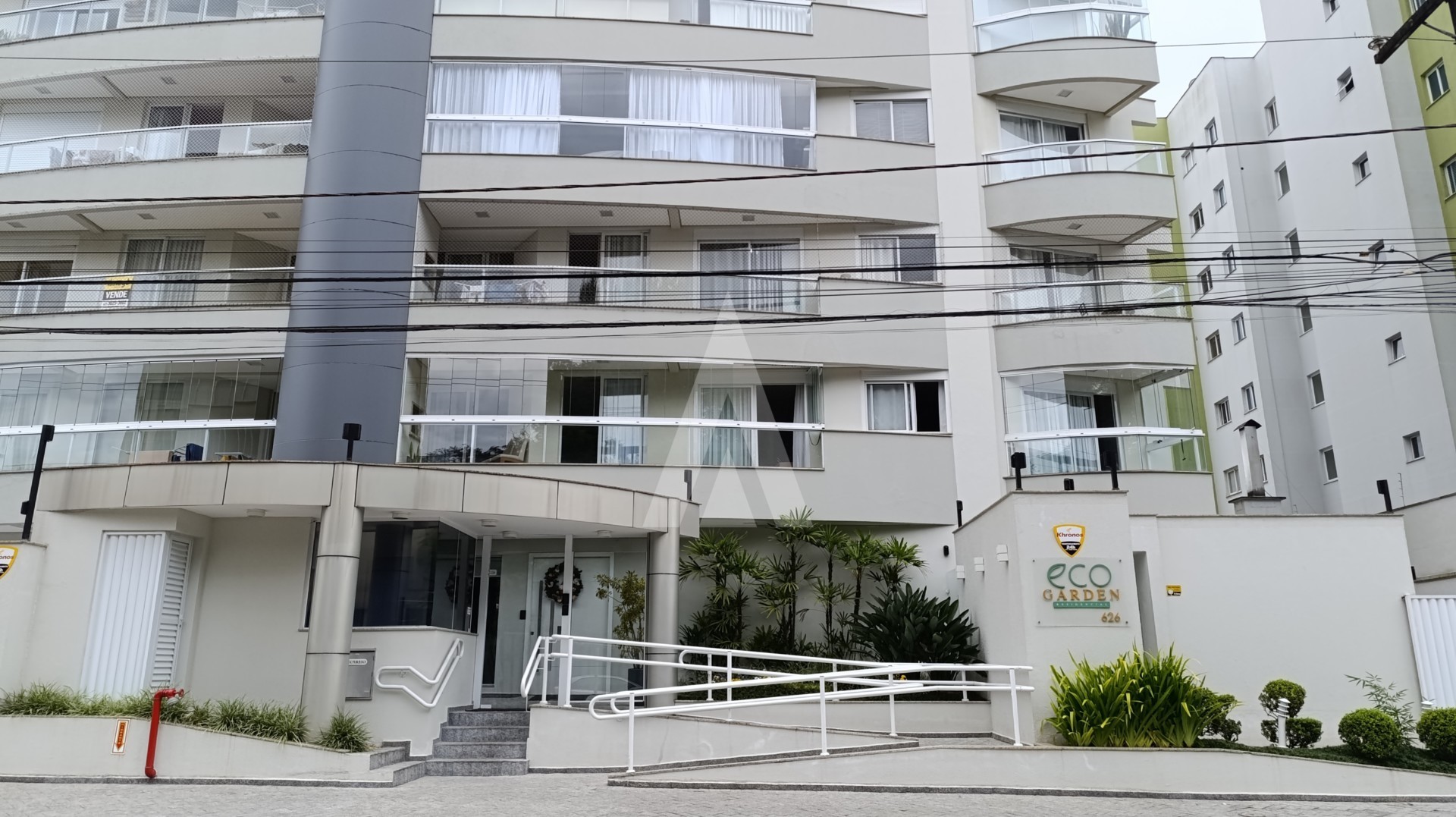 Apartamento semi mobiliado localizado no bairro Atiradores, com 3 quartos sendo 1 suite, e 2 vagas de garagem. - foto 1