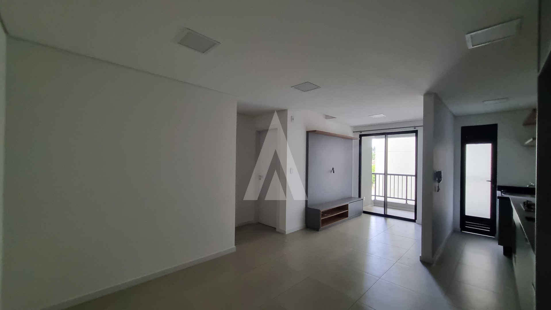 Apartamento com 2 quartos, sendo 1 suíte, cozinha com armários e elevadores no bairro Anita Garibaldi. — foto 2