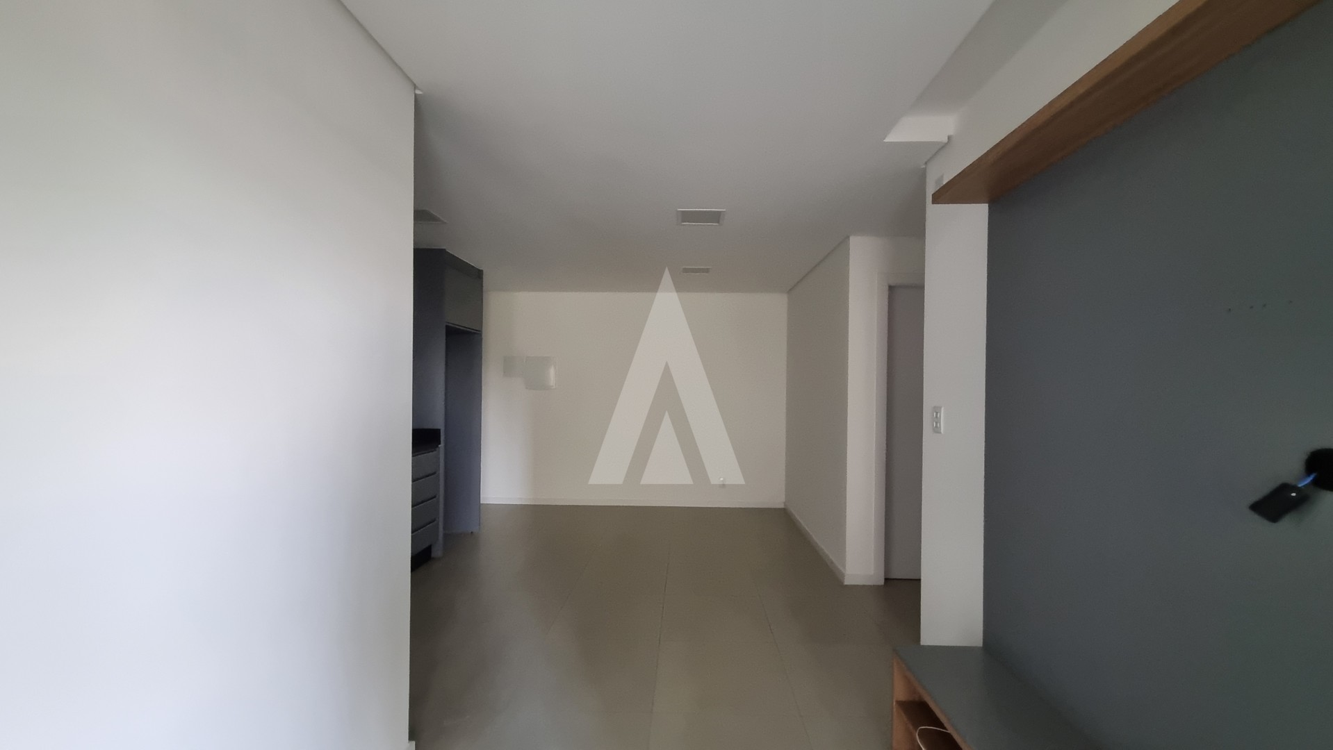 Apartamento com 2 quartos, sendo 1 suíte, cozinha com armários e elevadores no bairro Anita Garibaldi. — foto 5