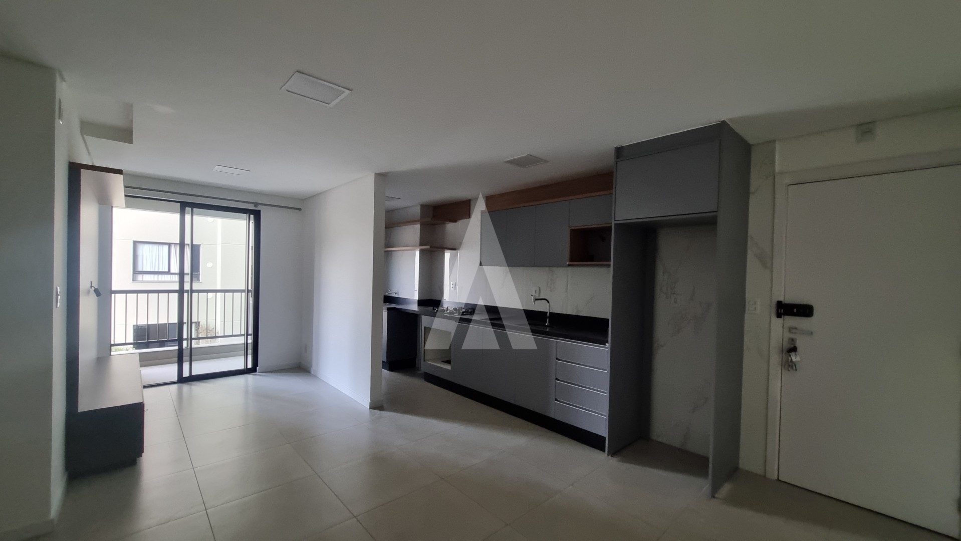 Apartamento com 2 quartos, sendo 1 suíte, cozinha com armários e elevadores no bairro Anita Garibaldi. — foto 4