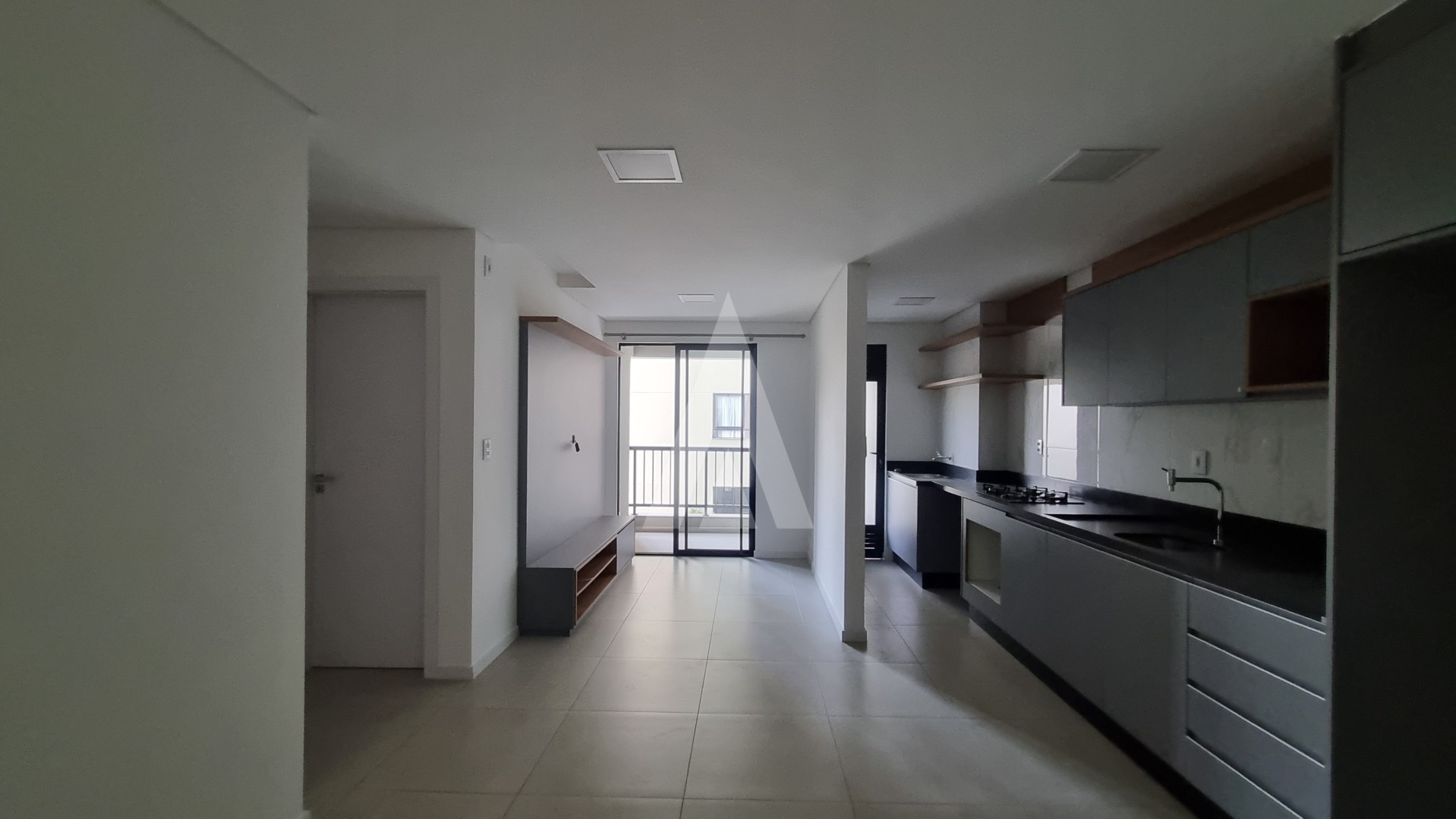 Apartamento com 2 quartos, sendo 1 suíte, cozinha com armários e elevadores no bairro Anita Garibaldi. — foto 3