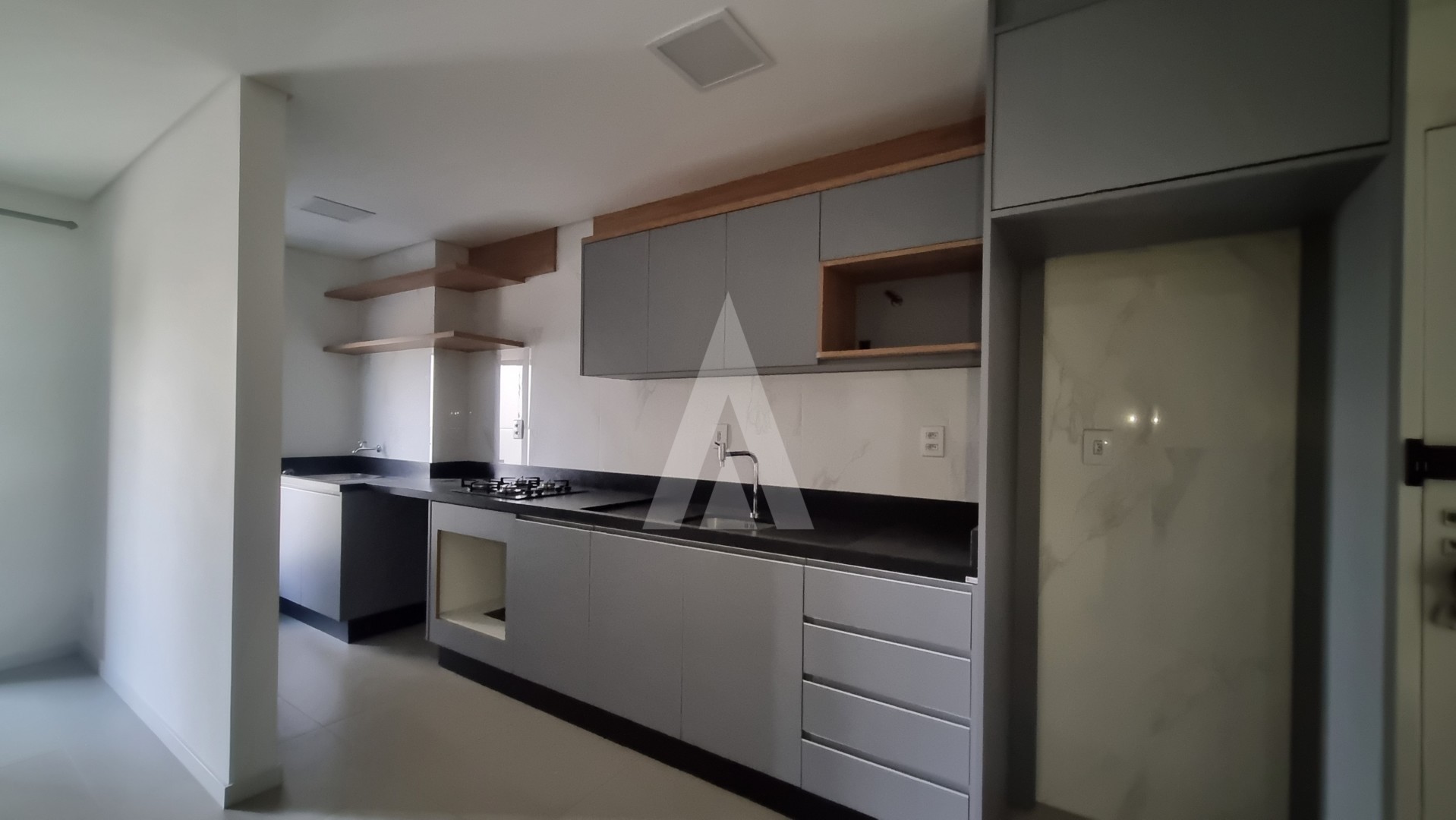 Apartamento com 2 quartos, sendo 1 suíte, cozinha com armários e elevadores no bairro Anita Garibaldi. — foto 6