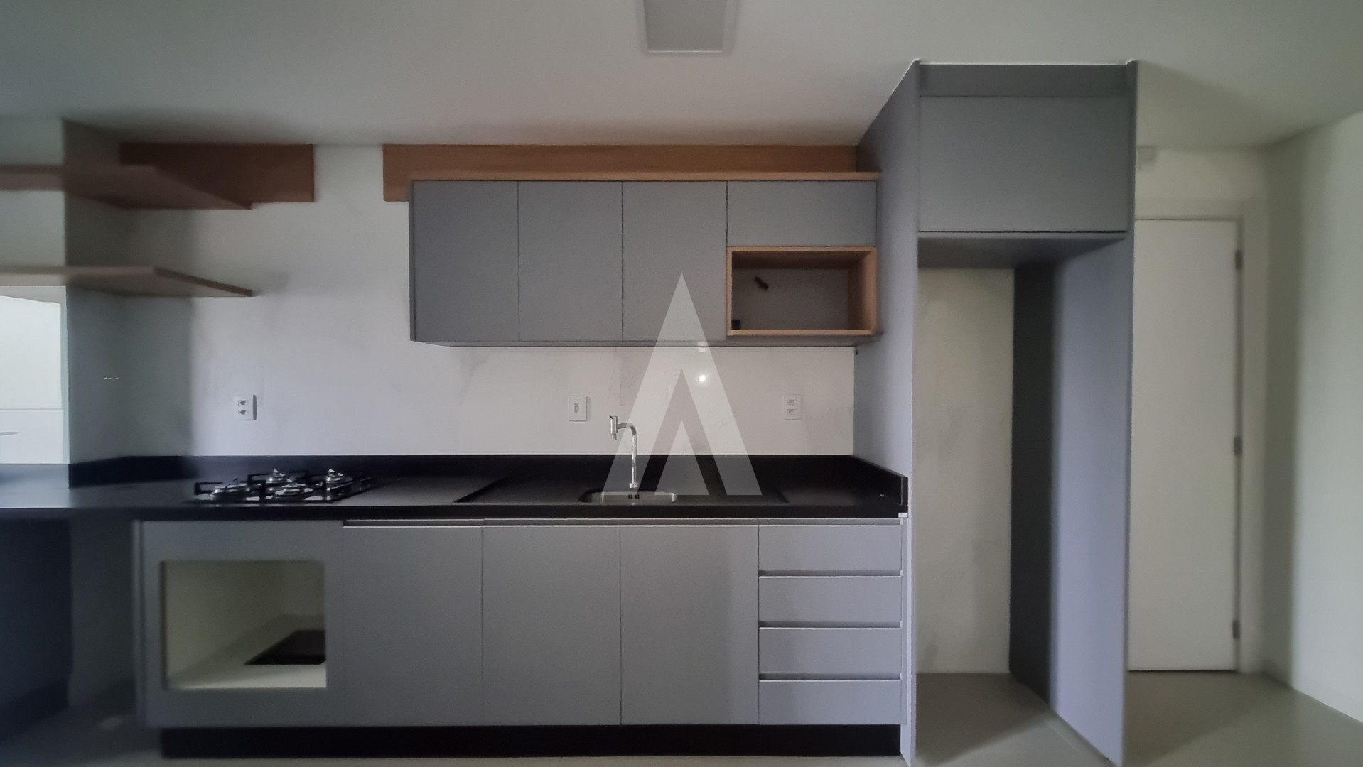 Apartamento com 2 quartos, sendo 1 suíte, cozinha com armários e elevadores no bairro Anita Garibaldi. — foto 7