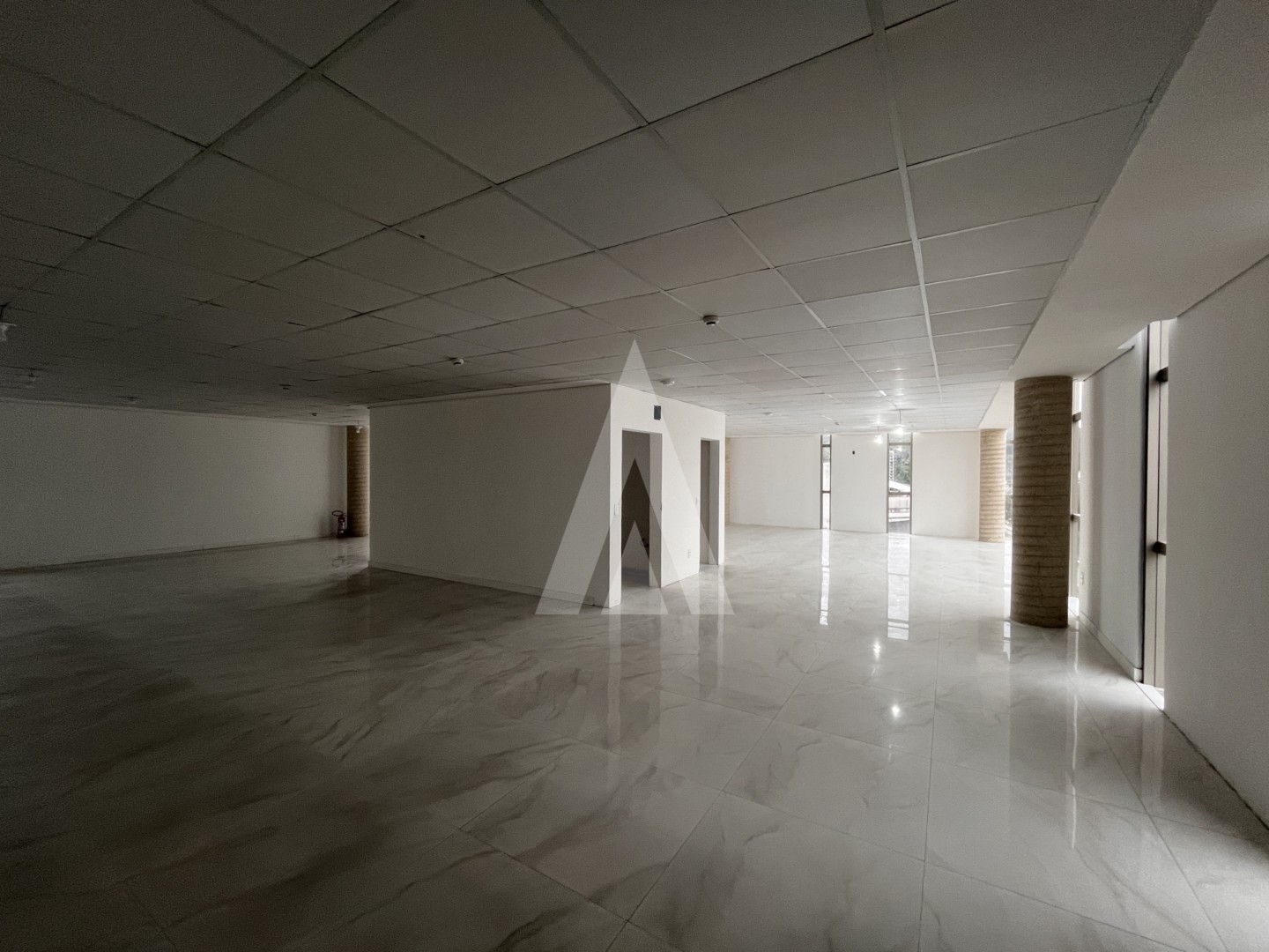Imóvel comercial, sala ampla, localizado no bairro América em Joinville, com área de 231,94 m. — foto 2