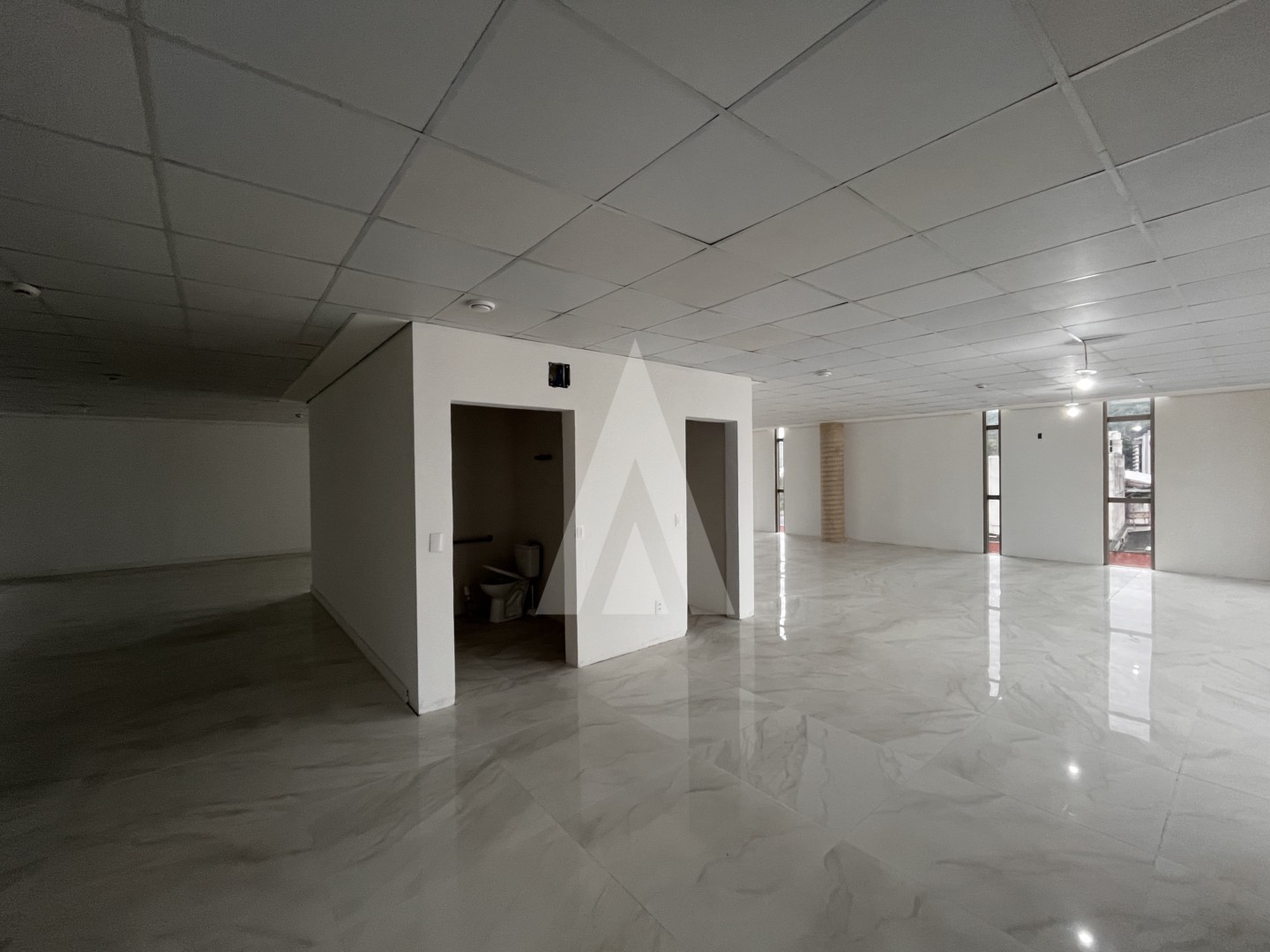 Imóvel comercial, sala ampla, localizado no bairro América em Joinville, com área de 231,94 m. — foto 3