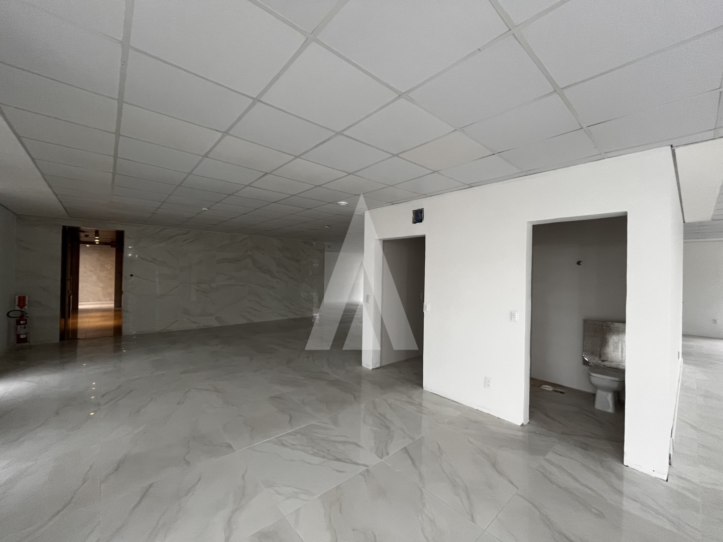 Imóvel comercial, sala ampla, localizado no bairro América em Joinville, com área de 231,94 m. — foto 4