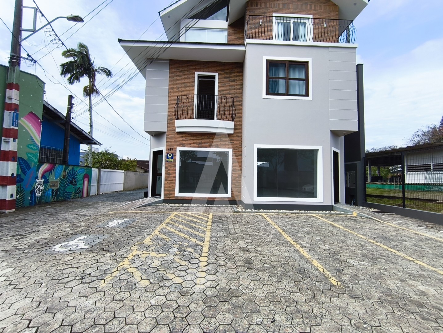 SALA COMERCIAL COM 60M NO BUCAREIN NA INÁCIO BASTOS, ESTACIONAMENTO FRONTAL E 01 VAGA EXCLUSIVA NO FUNDO - foto 1