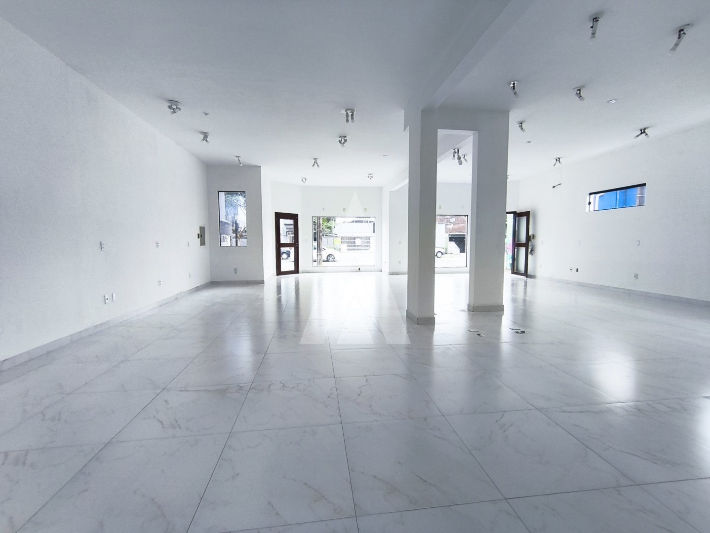 SALA COMERCIAL COM 60M NO BUCAREIN NA INÁCIO BASTOS, ESTACIONAMENTO FRONTAL E 01 VAGA EXCLUSIVA NO FUNDO — foto 3