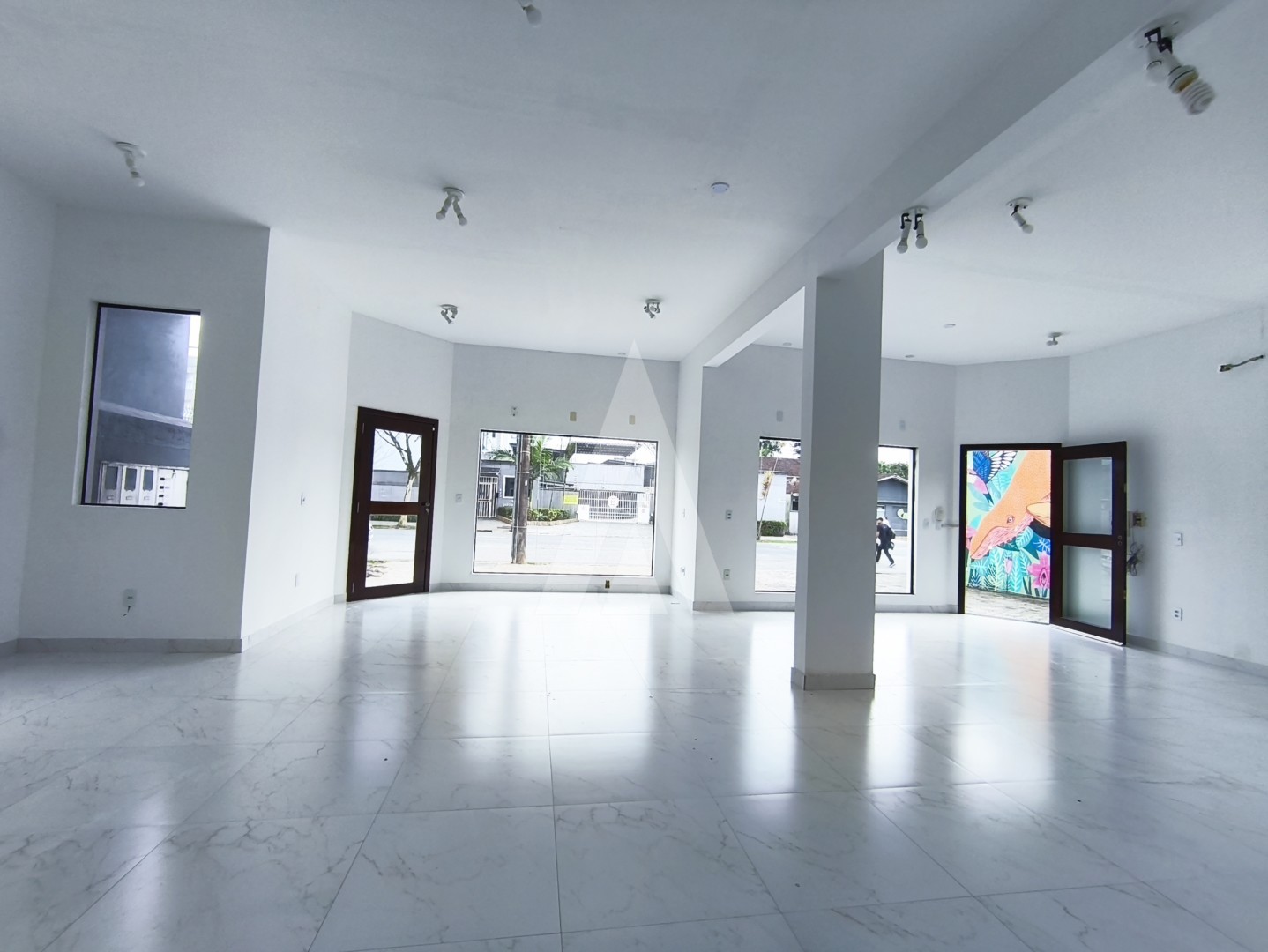 SALA COMERCIAL COM 60M NO BUCAREIN NA INÁCIO BASTOS, ESTACIONAMENTO FRONTAL E 01 VAGA EXCLUSIVA NO FUNDO — foto 4