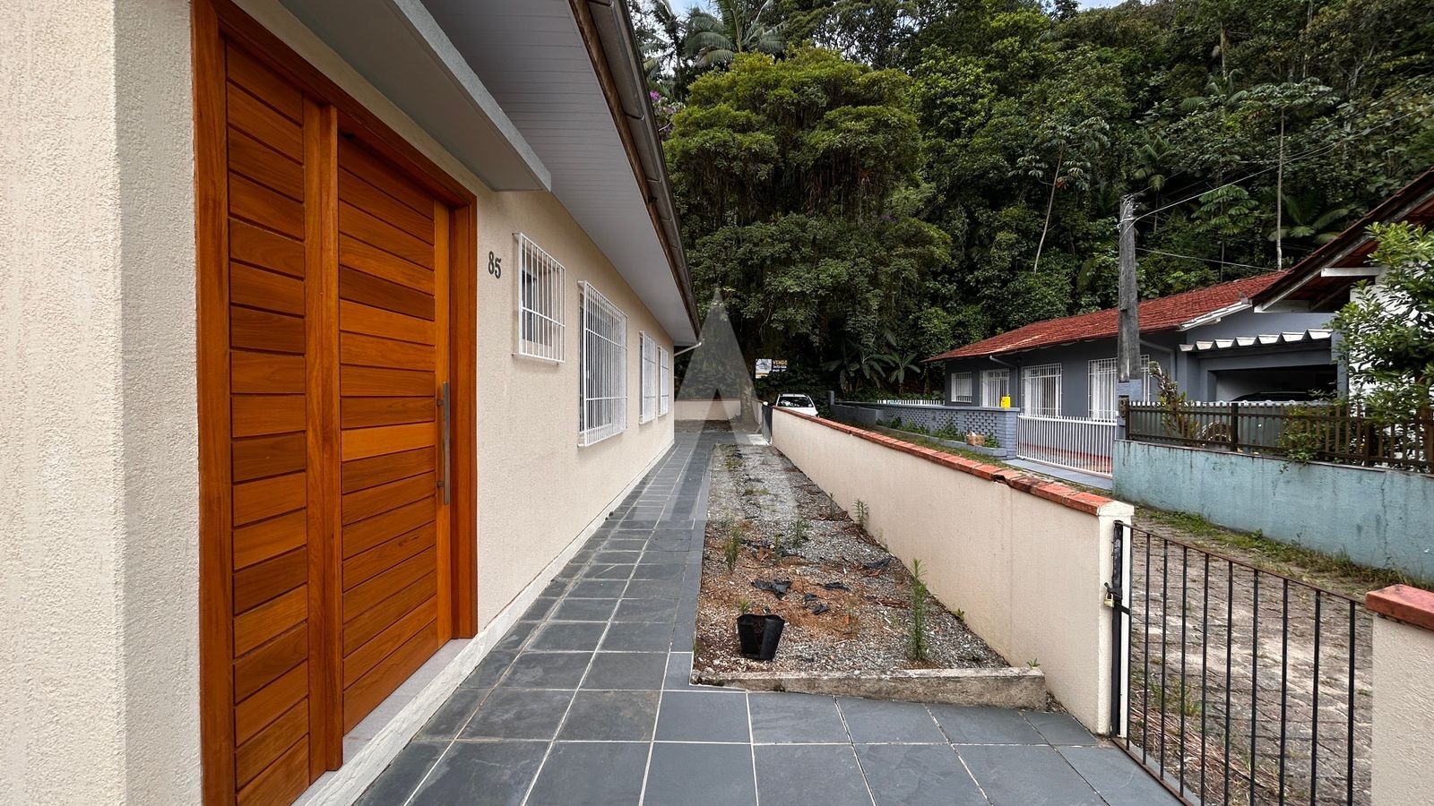 CASA RESIDENCIAL COM 3 QUARTOS SENDO 2 SUÍTES, AMPLO TERRENO, NO BAIRRO BOA VISTA. — foto 3