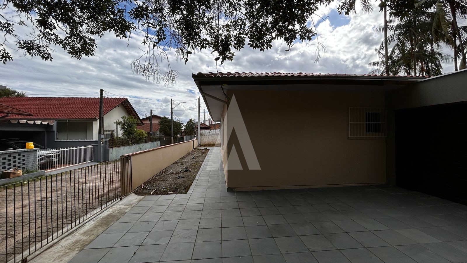 CASA RESIDENCIAL COM 3 QUARTOS SENDO 2 SUÍTES, AMPLO TERRENO, NO BAIRRO BOA VISTA. — foto 6