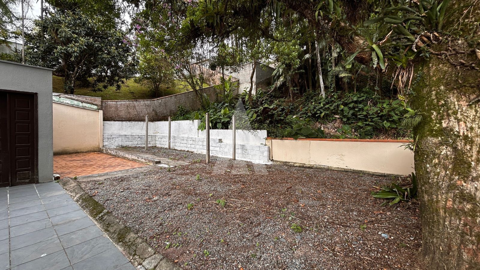 CASA RESIDENCIAL COM 3 QUARTOS SENDO 2 SUÍTES, AMPLO TERRENO, NO BAIRRO BOA VISTA. — foto 4