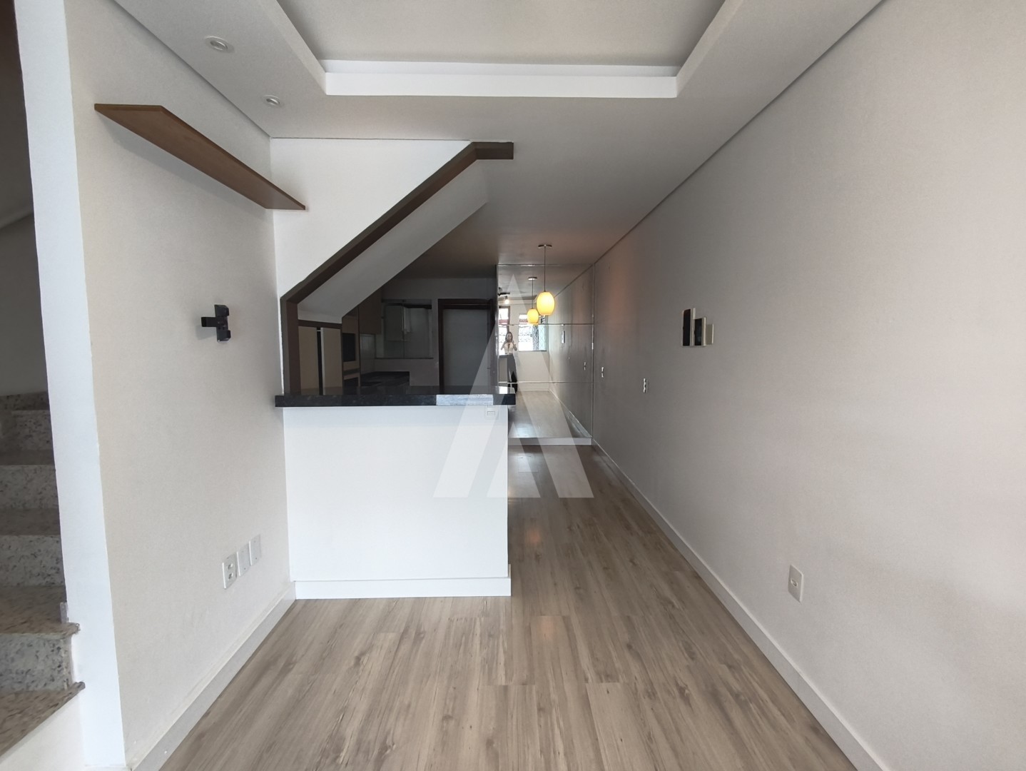 Geminado com 02 quartos, cozinha com armários e garagem coberta localizado no bairro Boa Vista. — foto 3