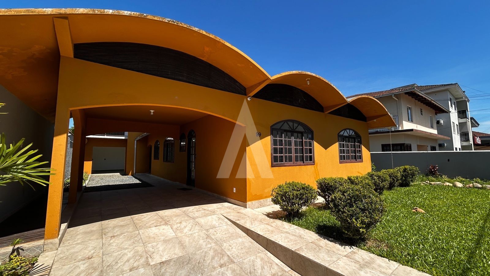 CASA COM 4 QUARTOS, AMPLO TERRENO, VAGA DE GARAGEM COBERTA NO BAIRRO JARDIM SOFIA - foto 1