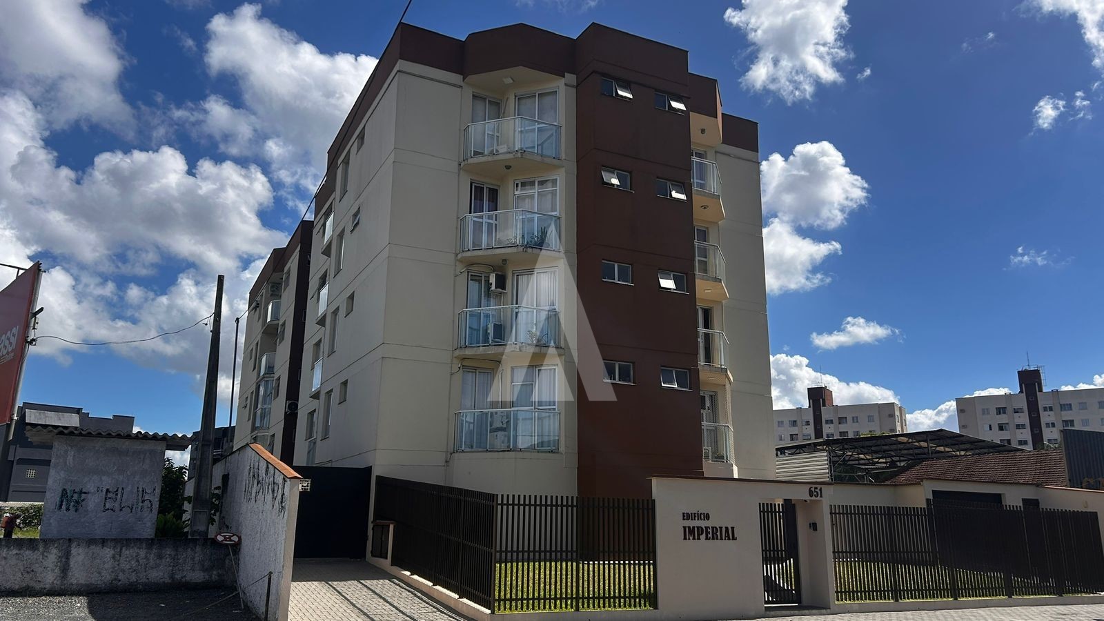 APARTAMENTO COM 3 QUARTOS, 2 VAGAS DE GARAGENS NO BAIRRO SAGUAÇU. - foto 1