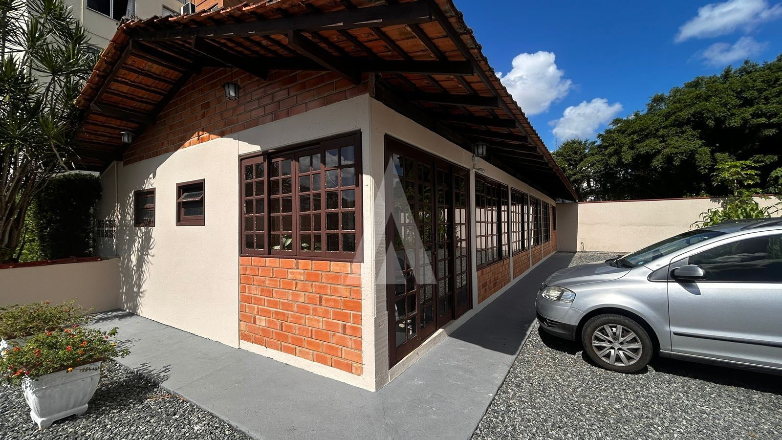 APARTAMENTO COM 3 QUARTOS, 2 VAGAS DE GARAGENS NO BAIRRO SAGUAÇU. — foto 2