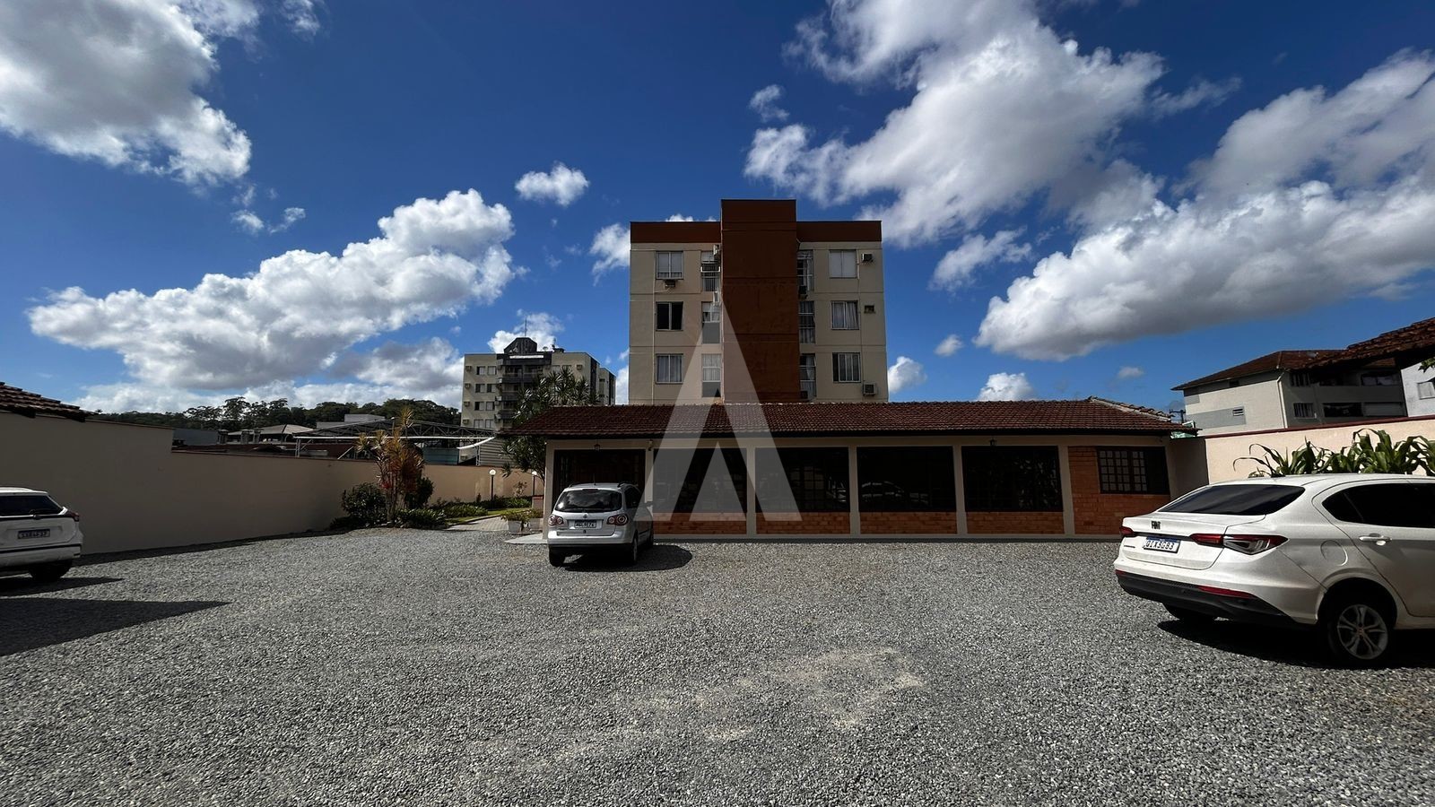 APARTAMENTO COM 3 QUARTOS, 2 VAGAS DE GARAGENS NO BAIRRO SAGUAÇU. — foto 3