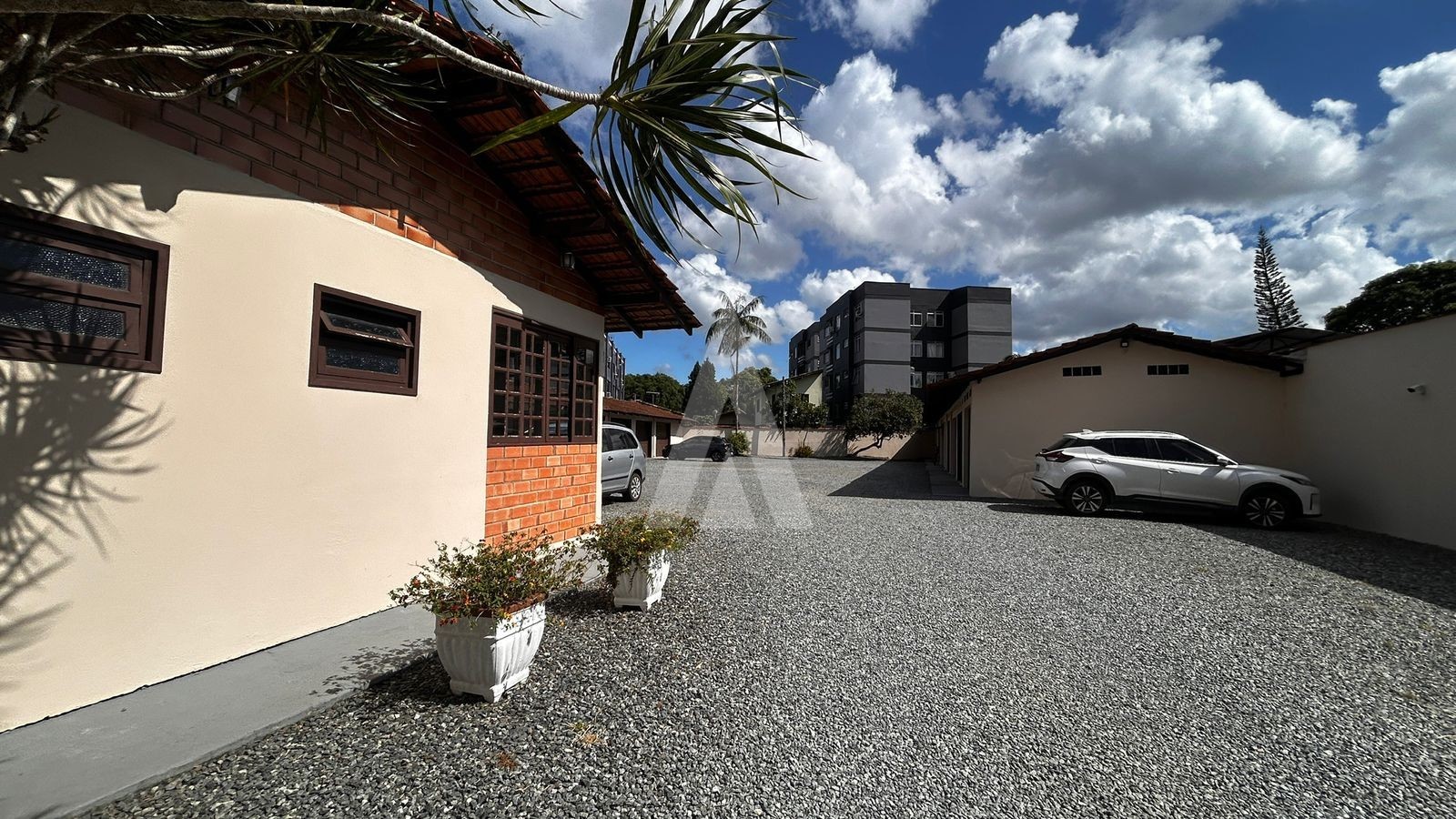 APARTAMENTO COM 3 QUARTOS, 2 VAGAS DE GARAGENS NO BAIRRO SAGUAÇU. — foto 4