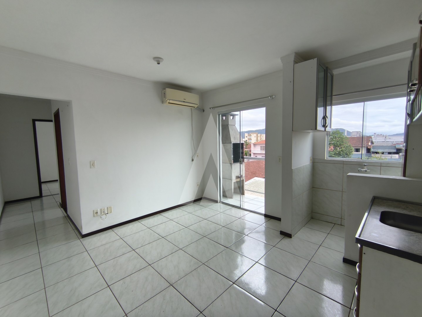 APARTAMENTO NO JARDIM IRIRIU COM 02 QUARTOS, SALA COM AR CONDICIONADO — foto 2