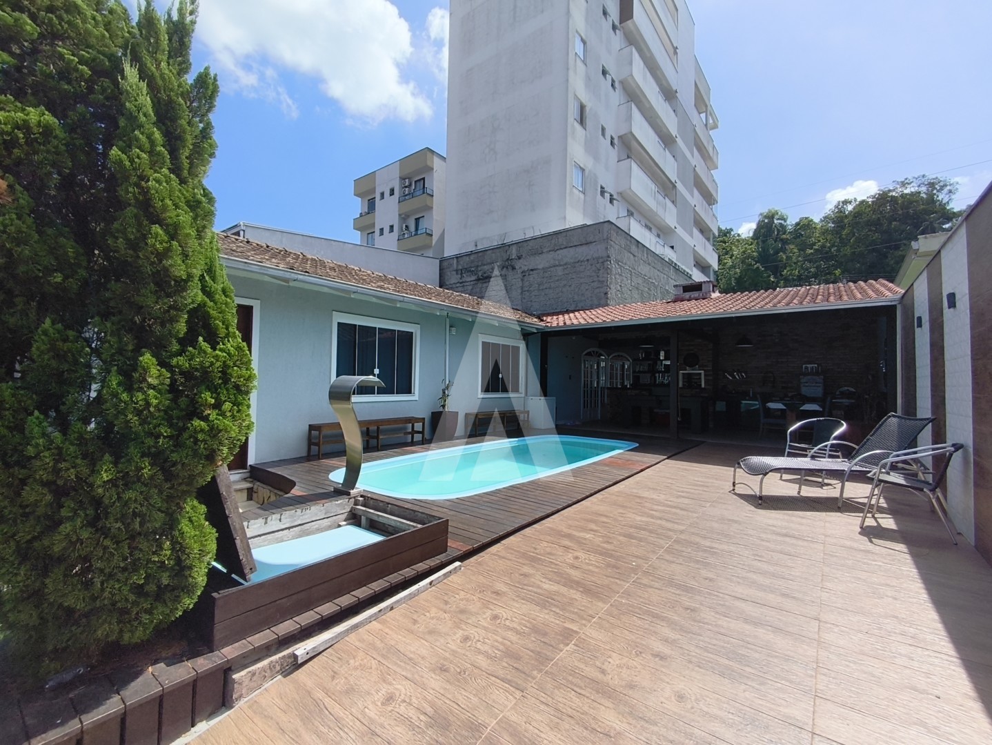 CASA 03 DORMITÓRIOS, SENDO 01 SUÍTE SAGUAÇU. - foto 1