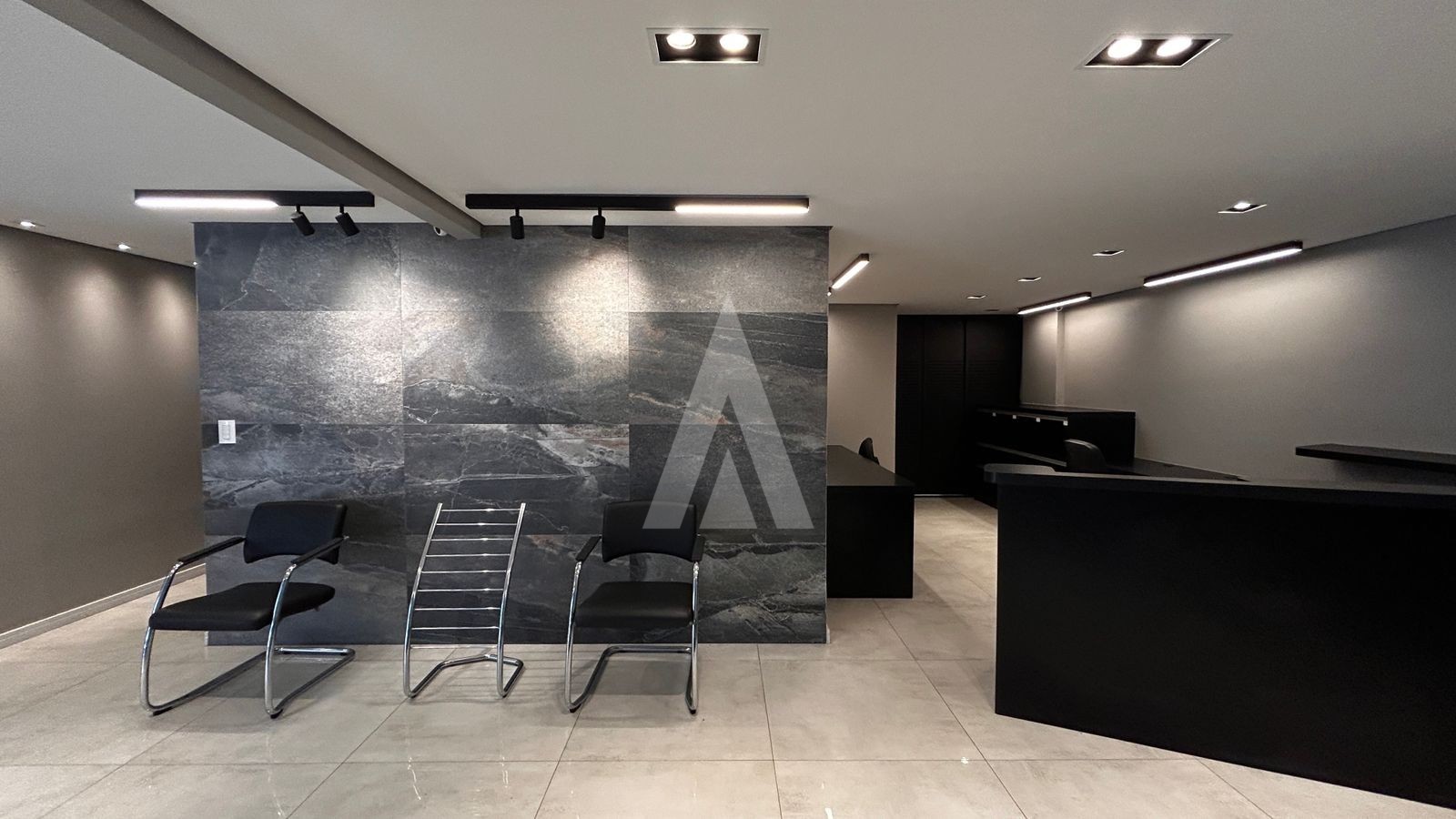 LOJA / SALA COMERCIAL COM 157,43 COM 4 SALAS, RECEPÇÃO, 3 LAVABOS, AMBIENTES CLIMATIZADOS NO BAIRRO CENTRO. — foto 4