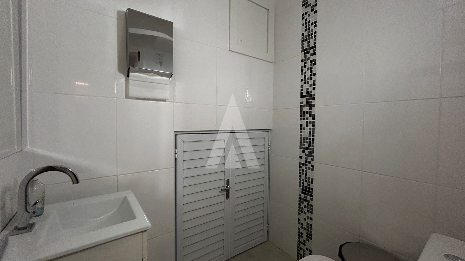 LOJA / SALA COMERCIAL COM 157,43 COM 4 SALAS, RECEPÇÃO, 3 LAVABOS, AMBIENTES CLIMATIZADOS NO BAIRRO CENTRO. — foto 7