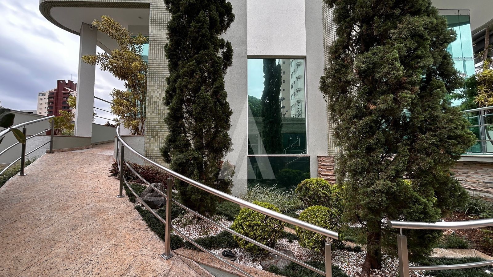 APARTAMENTO SEMI MOBILIADO, COM 3 QUARTOS, HIDRO, COZINHA E SACADA COM CHURRASQUEIRA — foto 4