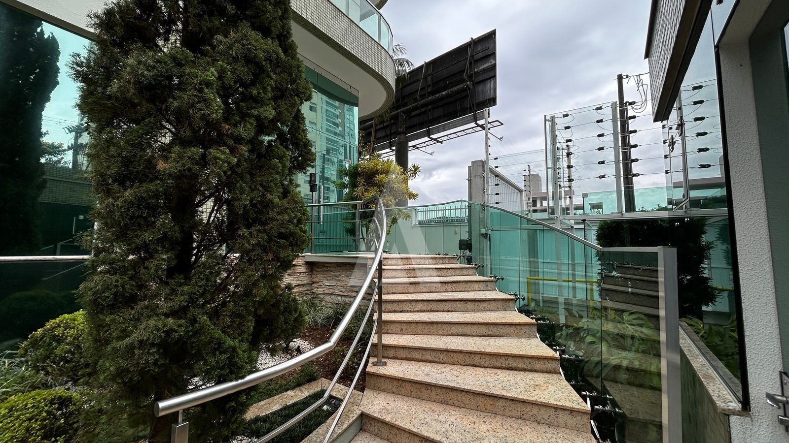 APARTAMENTO SEMI MOBILIADO, COM 3 QUARTOS, HIDRO, COZINHA E SACADA COM CHURRASQUEIRA — foto 3