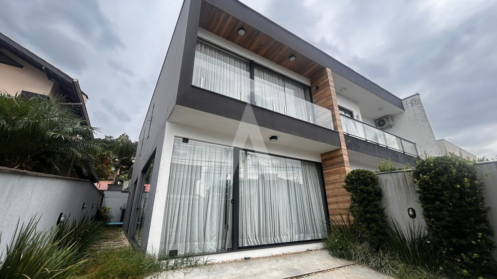 CASA MOBILIADA COM 3 QUARTOS SENDO 1 SUITE, ÁREA DE FESTA, PISCINA E CHURRASQUEIRA, BAIRRO GLÓRIA. — foto 2