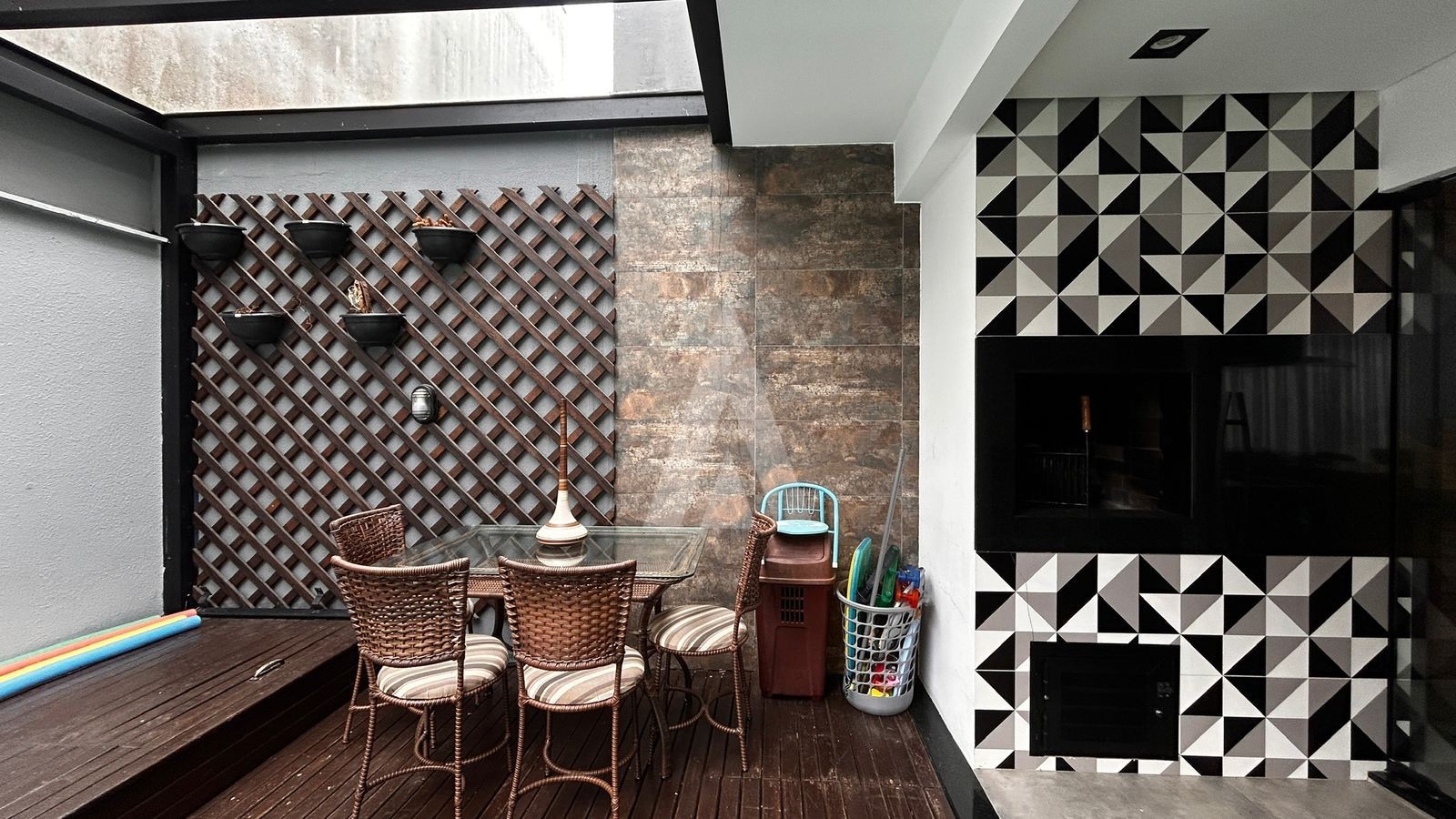 CASA MOBILIADA COM 3 QUARTOS SENDO 1 SUITE, ÁREA DE FESTA, PISCINA E CHURRASQUEIRA, BAIRRO GLÓRIA. — foto 3