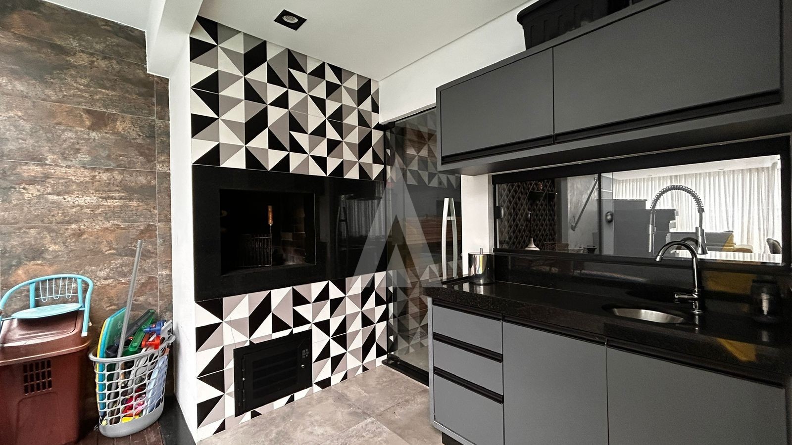 CASA MOBILIADA COM 3 QUARTOS SENDO 1 SUITE, ÁREA DE FESTA, PISCINA E CHURRASQUEIRA, BAIRRO GLÓRIA. — foto 4