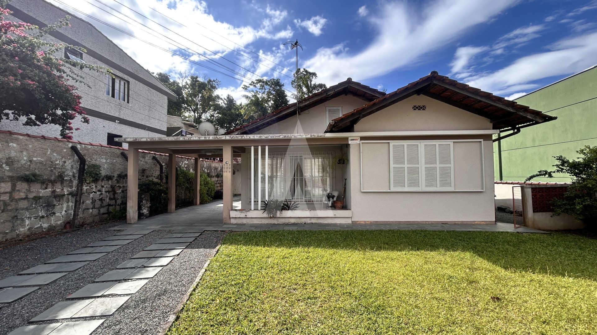 CASA SEMI MOBILIADA COM 4 QUARTOS SENDO 1 SUÍTE AMPLO TERRENO E JARDIM NO BAIRRO FLORESTA — foto 2