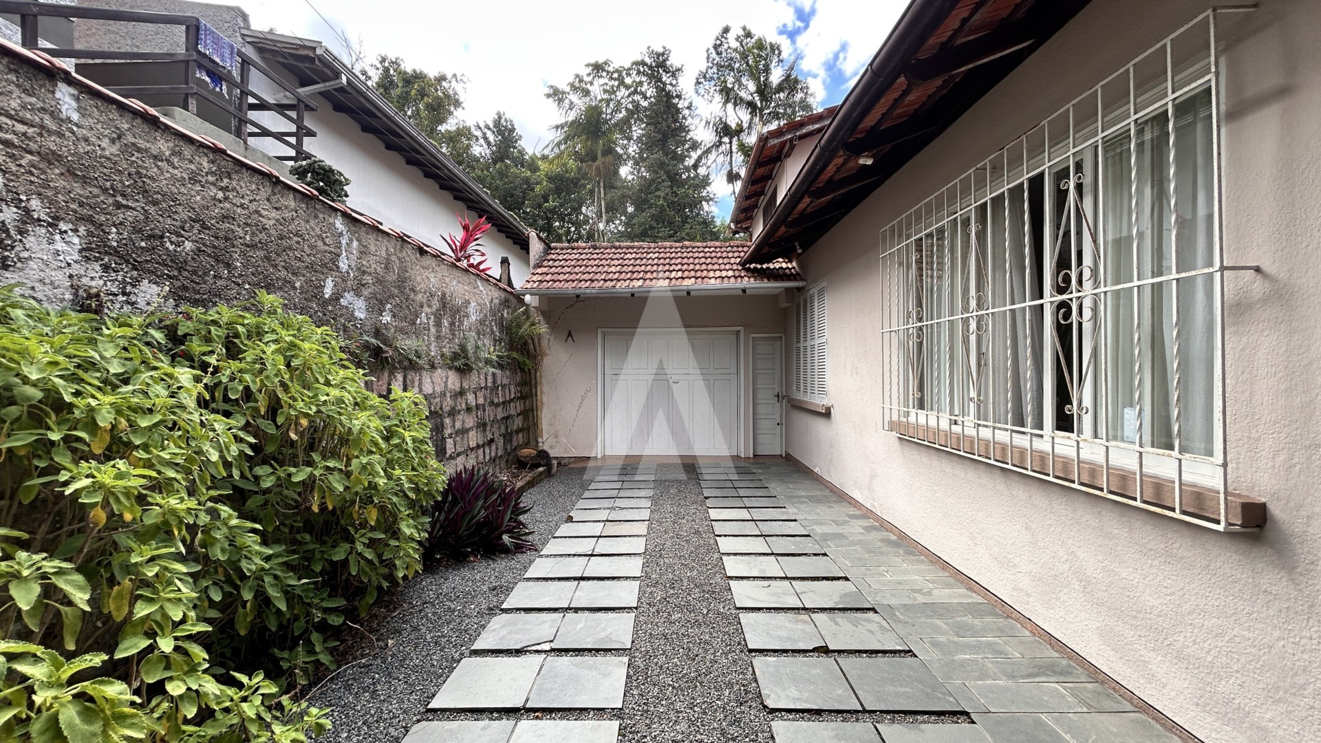 CASA SEMI MOBILIADA COM 4 QUARTOS SENDO 1 SUÍTE AMPLO TERRENO E JARDIM NO BAIRRO FLORESTA — foto 5