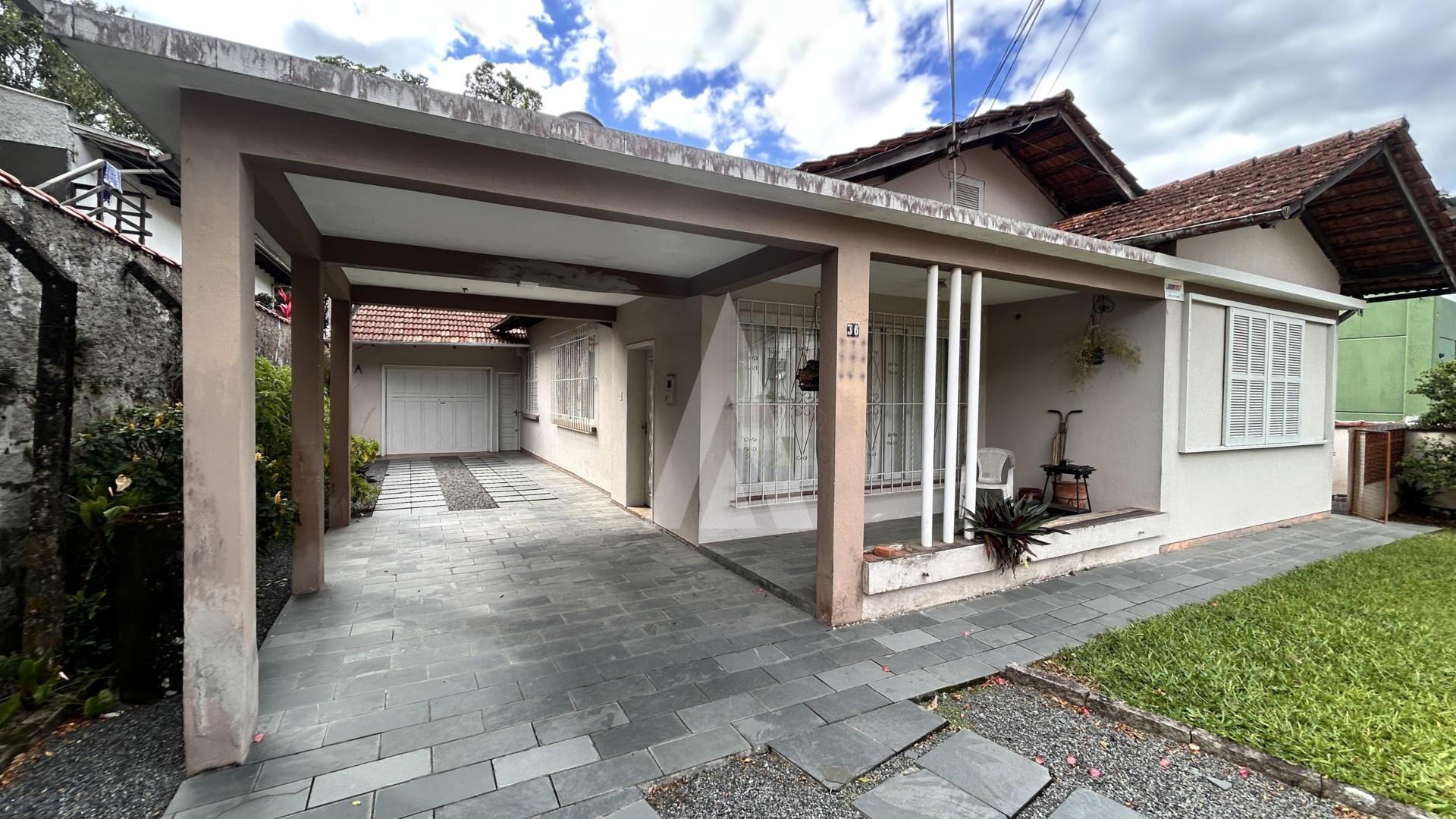 CASA SEMI MOBILIADA COM 4 QUARTOS SENDO 1 SUÍTE AMPLO TERRENO E JARDIM NO BAIRRO FLORESTA — foto 3