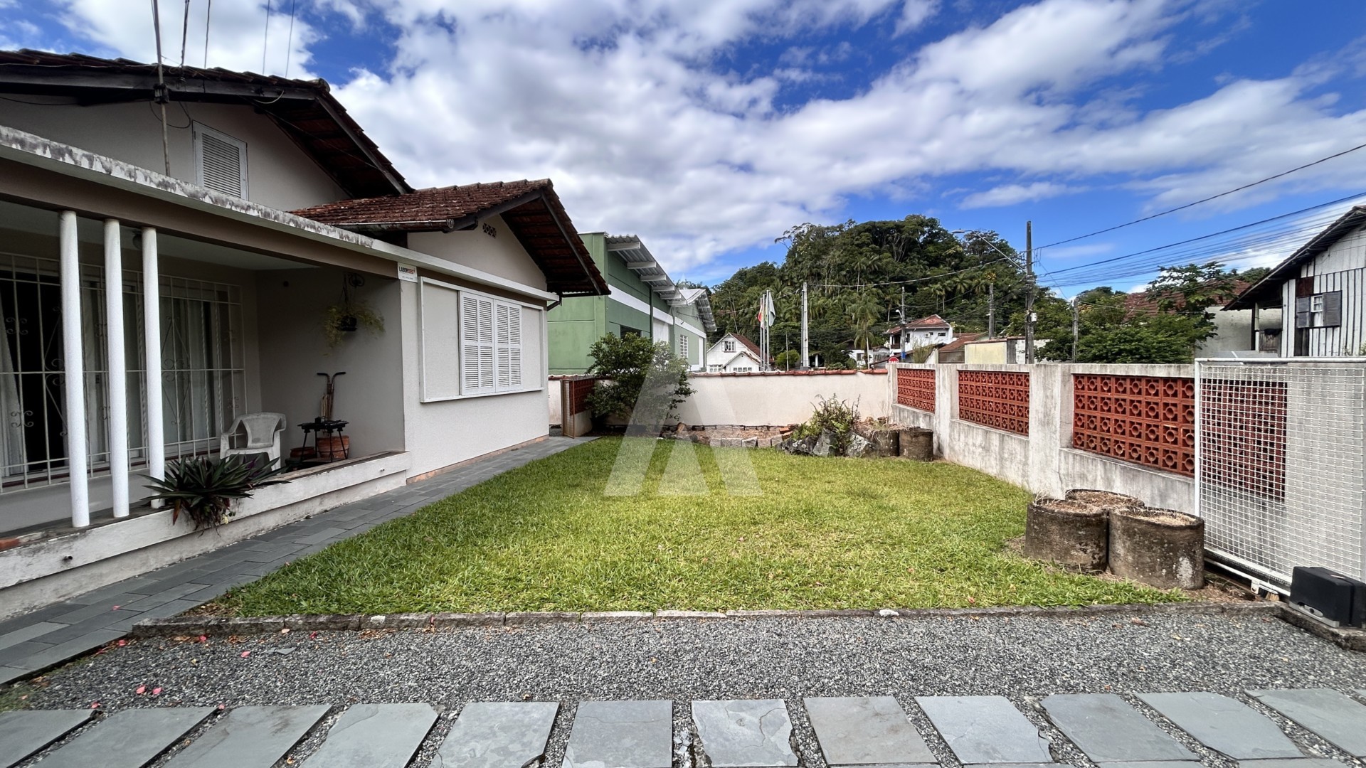 CASA SEMI MOBILIADA COM 4 QUARTOS SENDO 1 SUÍTE AMPLO TERRENO E JARDIM NO BAIRRO FLORESTA — foto 4