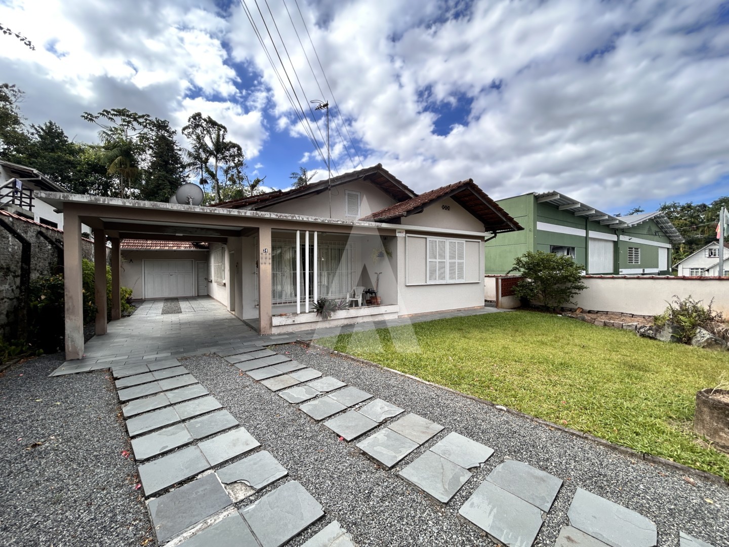 CASA SEMI MOBILIADA COM 4 QUARTOS SENDO 1 SUÍTE AMPLO TERRENO E JARDIM NO BAIRRO FLORESTA - foto 1