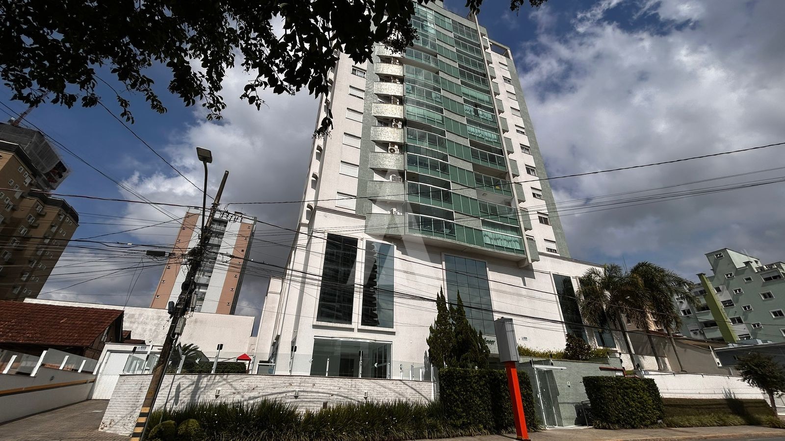 APARTAMENTO COM 3 QUARTOS, SENDO 1 SUÍTE, SACADA COM CHURRASQUEIRA NO BAIRRO ANITA GARIBALDI. - foto 1