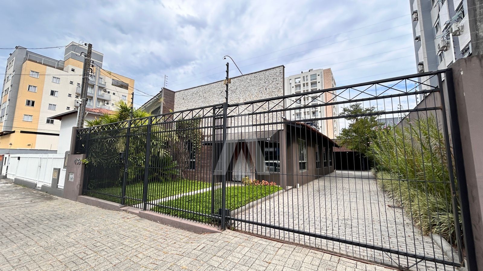 Casa comercial com 159m com vagas para 3 carros, no bairro América próximo da Rua João Colin. - foto 1