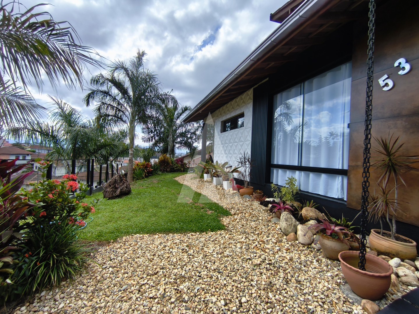 CASA NO ITAUM COM 03 QUARTOS SENDO 02 SUÍTES — foto 3