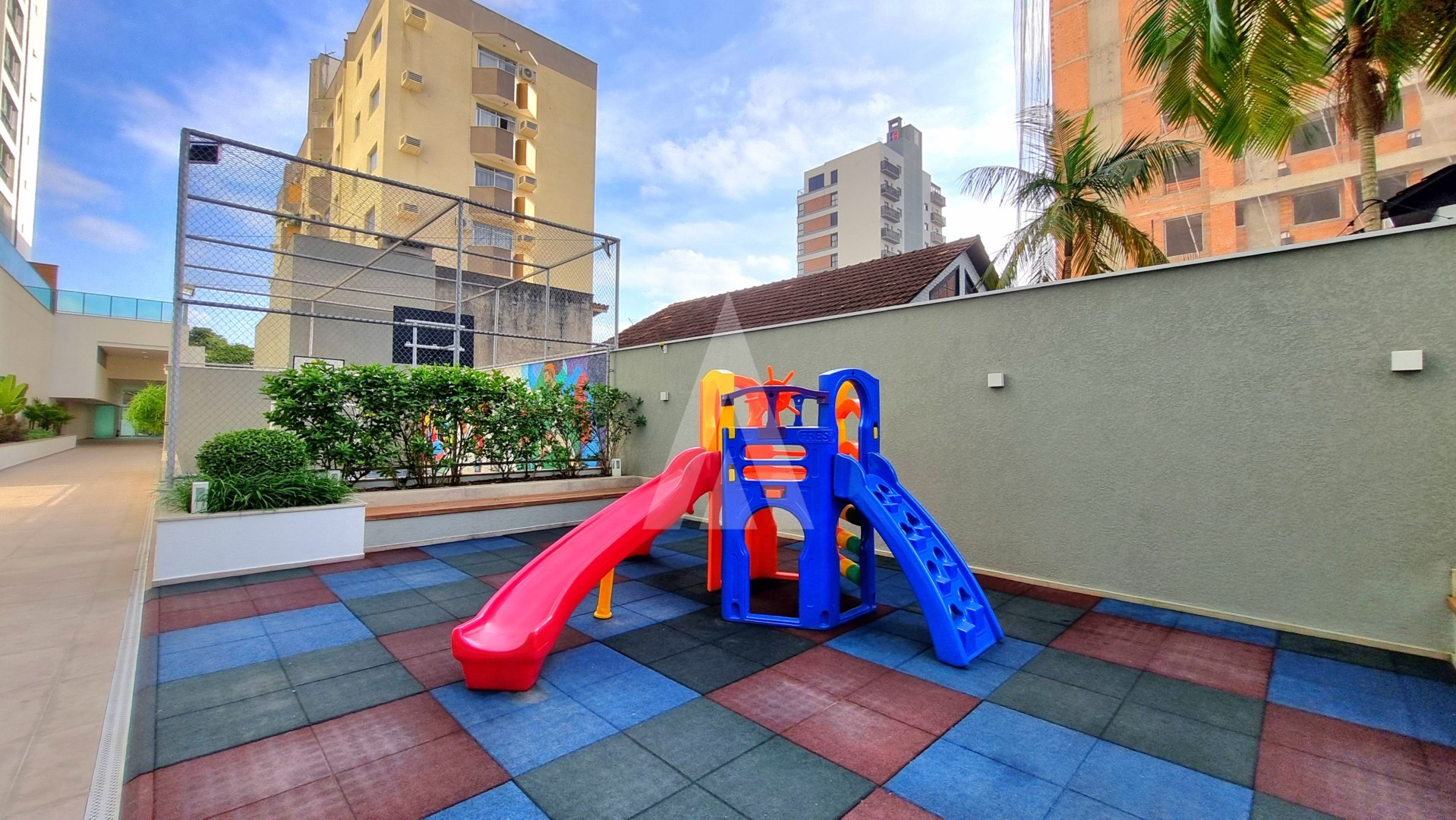 APARTAMENTO COM 3 QUARTOS SENDO 1 SUITE, SACADA COM CHURRASQUEIRA, BAIRRO CENTRO. — foto 3