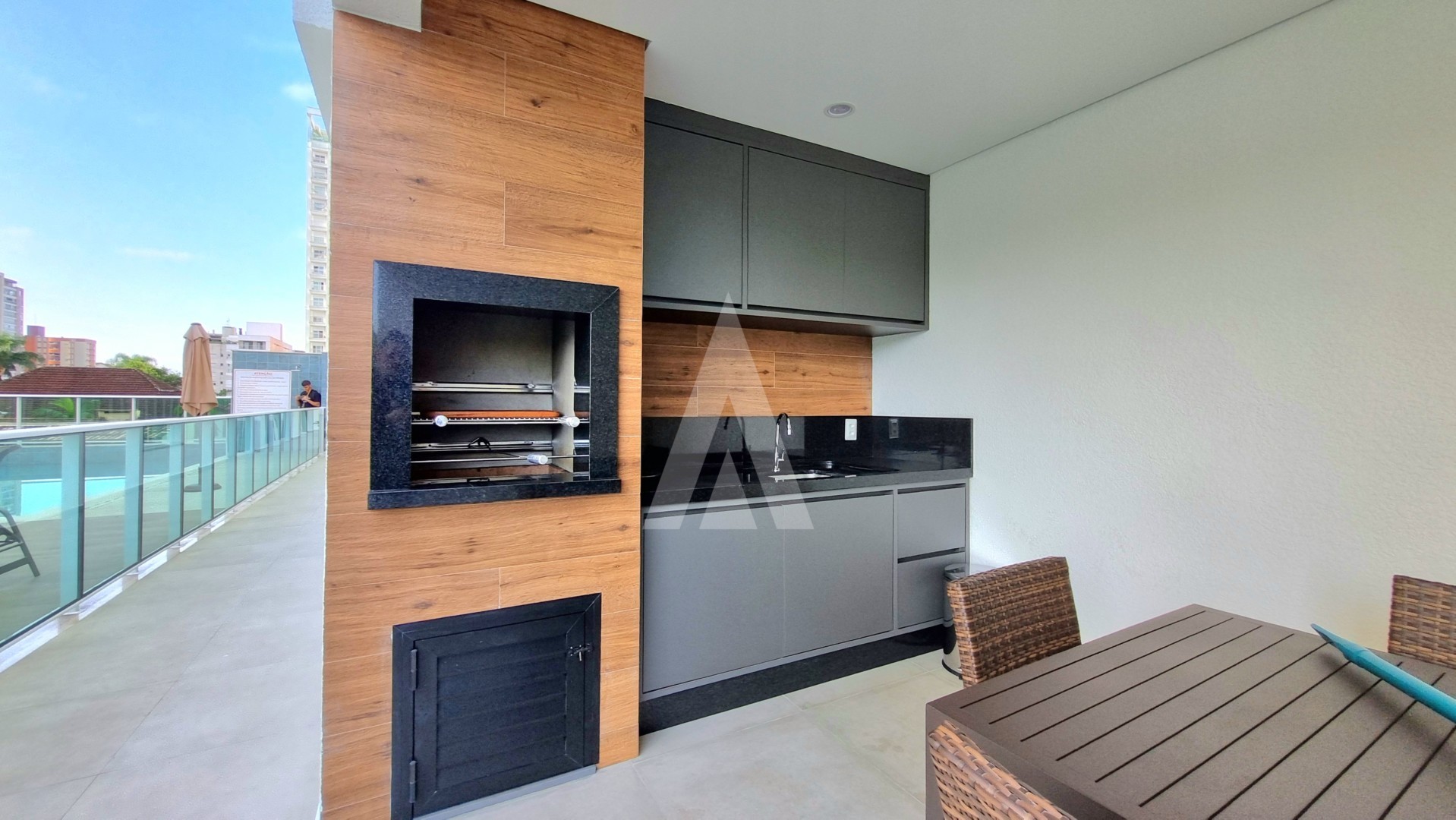 APARTAMENTO COM 3 QUARTOS SENDO 1 SUITE, SACADA COM CHURRASQUEIRA, BAIRRO CENTRO. — foto 7