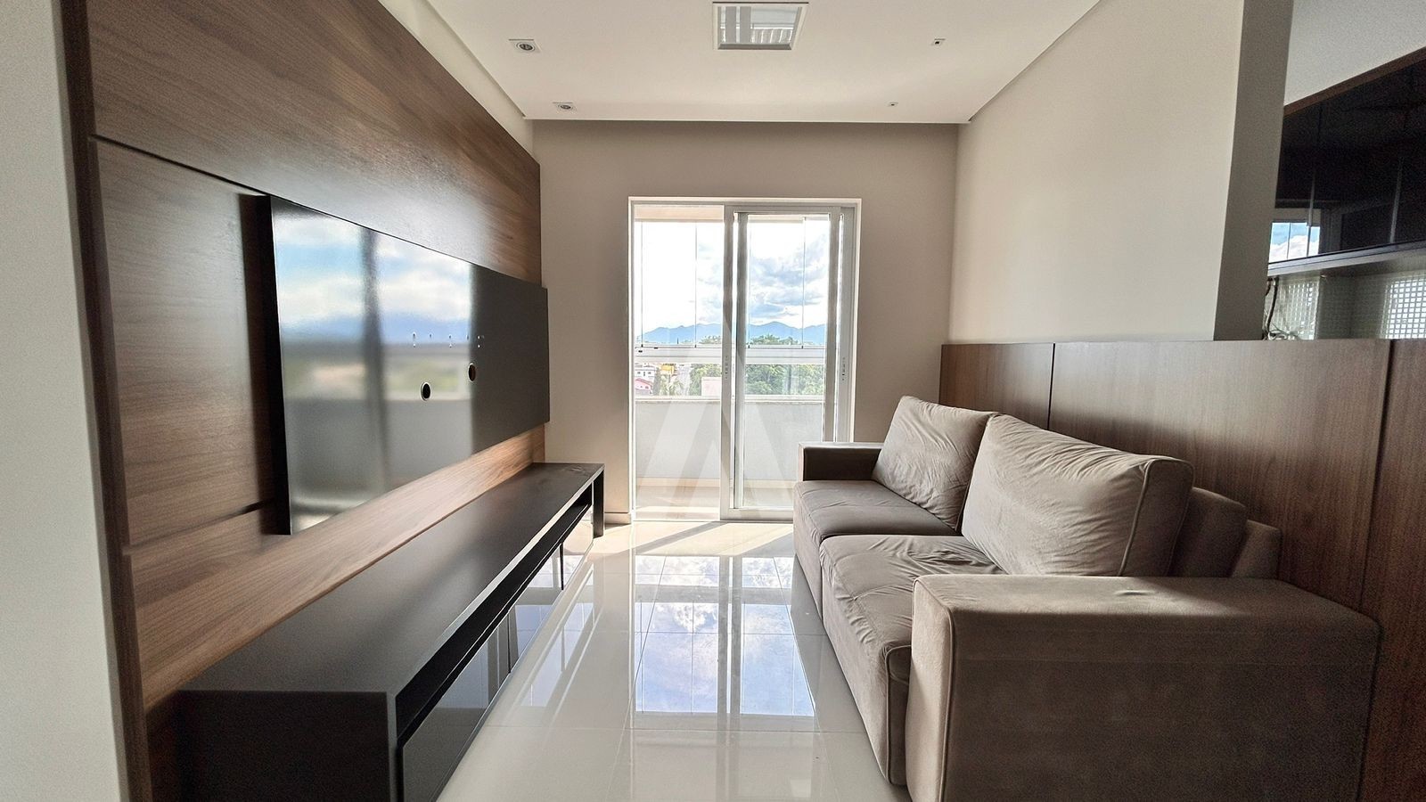 Apartamento semi mobiliado com 2 quartos, cozinha com eletros, sacada com churrasqueira no bairro Petropolis. — foto 6