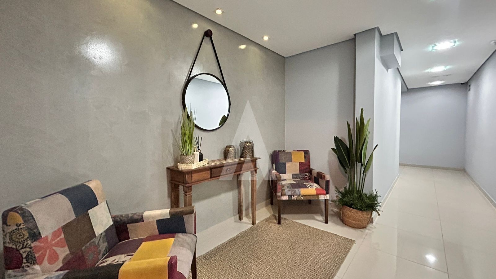 Apartamento semi mobiliado com 2 quartos, cozinha com eletros, sacada com churrasqueira no bairro Petropolis. — foto 2